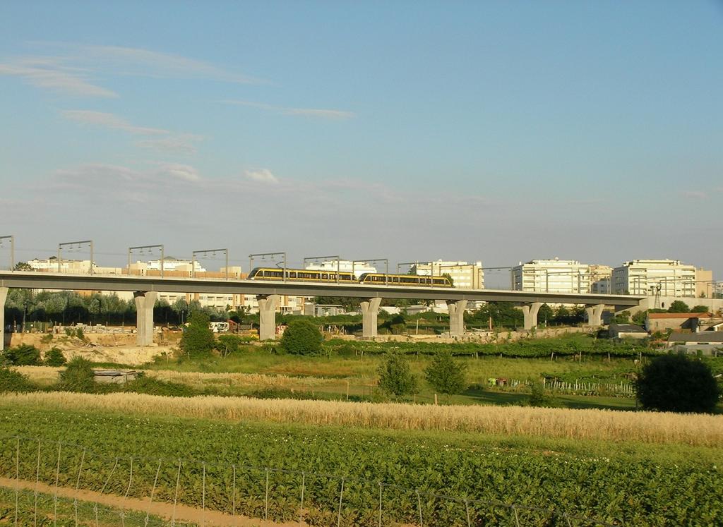 4 II Congresso Luso-Africano de Construção Metálica Sustentável, Maputo, Moçambique O mesmo tipo de tabuleiro foi utilizado mais recentemente noutras pontes ferroviárias, como nos Viadutos da Maia