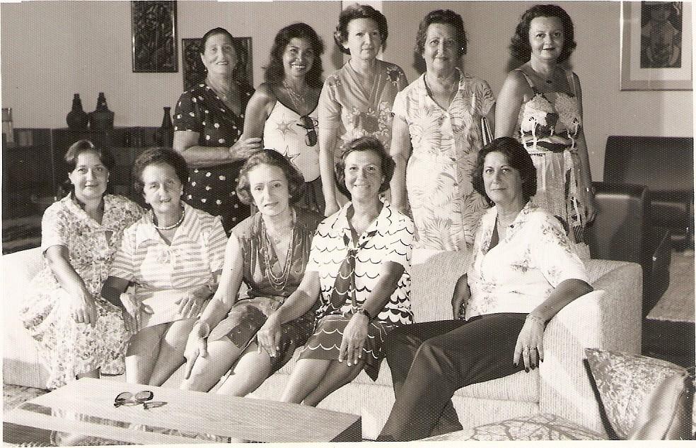 Sentadas: Sluva Bogater, Rosita Ferman Z L, Fanny Posternak Z L, Flora Greif, Rute Katz (fez aliá há muitos anos).