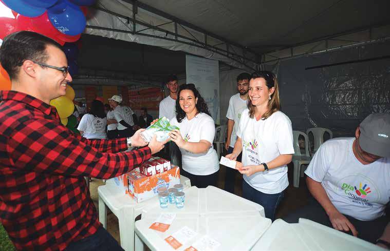 Milléo Filho, responsáveis pelas as ações do Dia C em Curitiba. Ação solidária Ao todo foram arrecadados em Curitiba 1.319 unidades de leite longa vida e em pó.