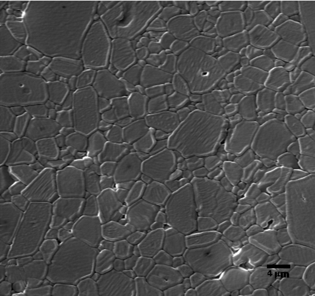 ] b) Figura 8: Micrografias de amostra de alumina (A1,8 kw 40 min-m) sinterizada em forno de microondas: a) região interior da amostra e b) região próxima a superfície da amostra.