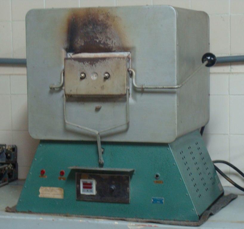 20 minutos, 1 hora, 2 horas, 4 horas e 8 horas. As amostras foram identificadas conforme a Tabela 3.2. Figura 3.1 - Forno tipo Mufla, pertencente ao laboratório de materiais da UFES Tabela 3.