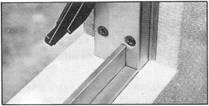 Introduzir, pelo interior e exterior, o vedante de PVC LF 249 entre as peças laterais da janela e as ombreiras