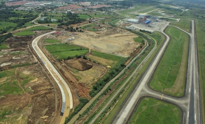 Figura 17. Vista Aérea da Construção do Novo Canal no Lado Esquerdo da Foto.