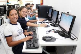 1.4 Programa Nacional de Informática na Educação - Proinfo O ProInfo foi criado pelo Ministério da Educação, através da Portaria nº 522 em 09/04/1997, com a finalidade de promover o uso da tecnologia