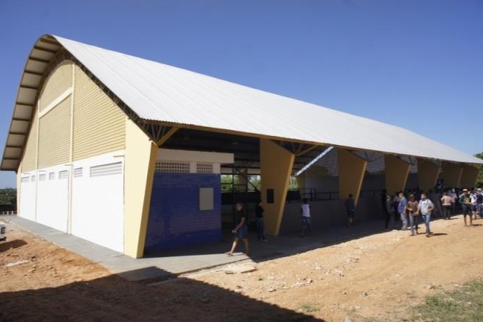 O projeto Quadra Coberta com Vestiário visa atender à demanda de espaço para práticas esportivas nas escolas municipais e estaduais, apresentando área total de 980,40 m² de cobertura,