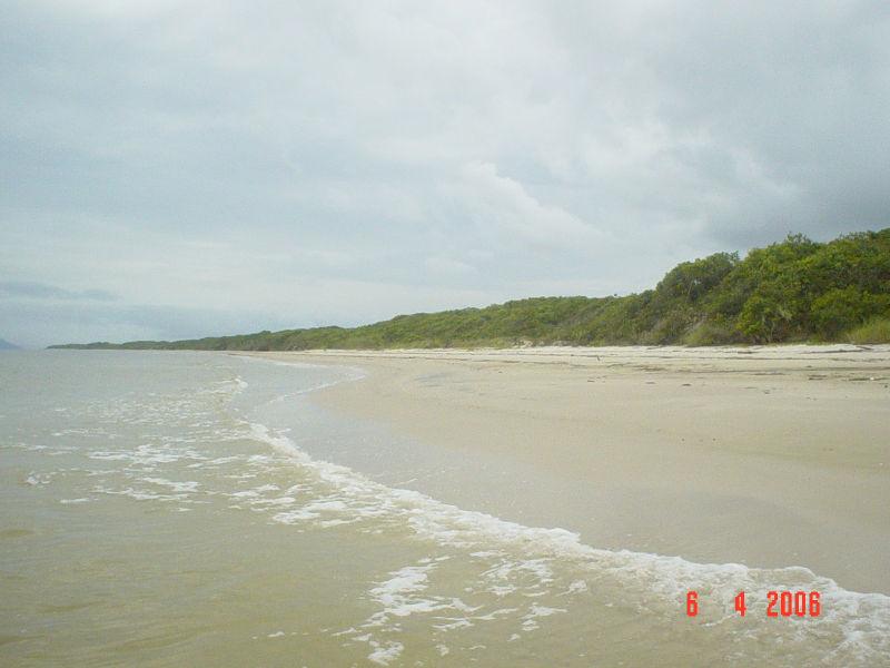 FIGURA 5: FOTOS DA PRAIA DE BRASILIA, ILHA DO MEL, NO SETOR EUHALINO DA BAÍA DE