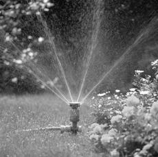 Irrigação de Jardim Em horários pré-determinados o sistema irá ler o status do sensor de chuva ou umidade para determinar se
