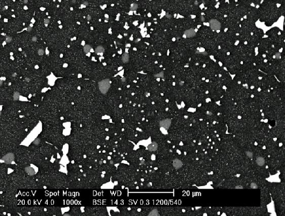 4 DISCUSSÃO As micrografias de MEV dos aços rápidos M3:2 apresentam uma distribuição bimodal de carbonetos primários, com carbonetos muito grandes da ordem de 17 m e carbonetos bem menores da ordem