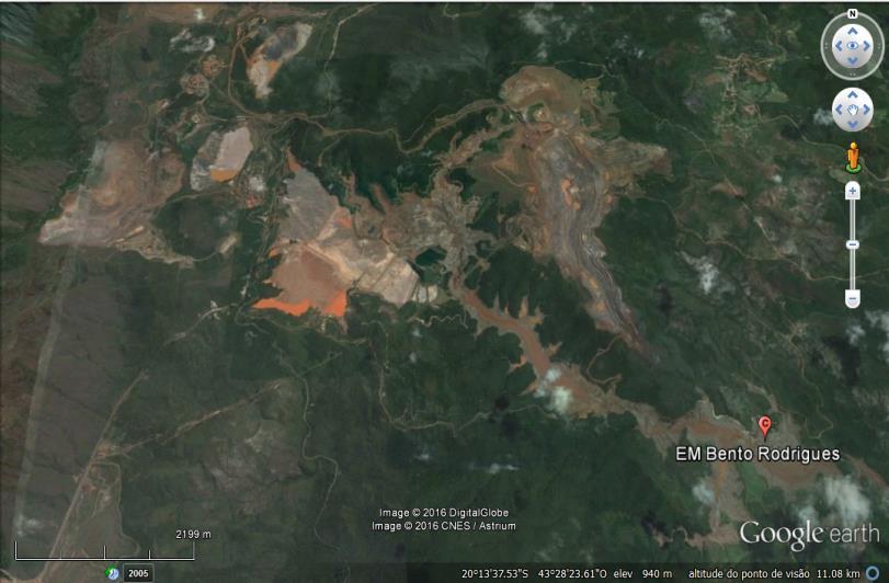 2009 p. 14). As imagens 2 e 3 apontam a área atingida pelo acidente. IMAGEM 2: Área da barragem da Samarco antes do rompimento. Fonte: Google Earth. Acesso em: 8/julho/2015.