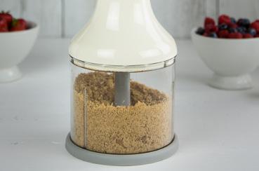 FRUTOS VERMELHOS, CHANTILLY E BOLACHA Ingredientes (para 4 pessoas): 100 g bolachas de trigo integral 250 ml de creme de leite 1 colher de sopa açúcar de