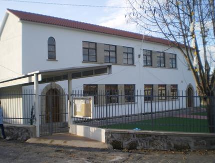 casas de banho dos alunos e a dos professores e uma pequena sala que funciona, atualmente, como sala dos professores.