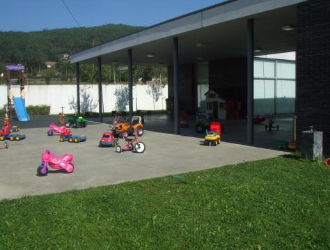 JARDIM DE INFÂNCIA DE LOVARES - TELHADO É um edifício construído de raiz, inaugurado em 2012.