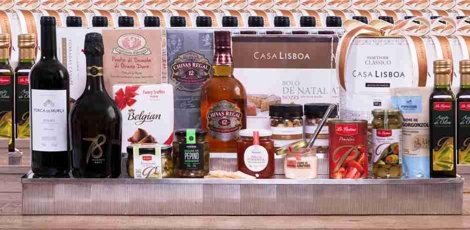 PREMIER 260G 1 GARRAFA DE WHISKY ESCOCÊS CHIVAS REGAL 1 GARRAFA DE ESPUMANTE ITALIANO FOSS MARAI 78 1 GARRAFA DE VINHO PORTUGUÊS PORCA DE MURÇA 1 EMBALAGEM DE BOLO DE NATAL NOZES CASA LISBOA 1