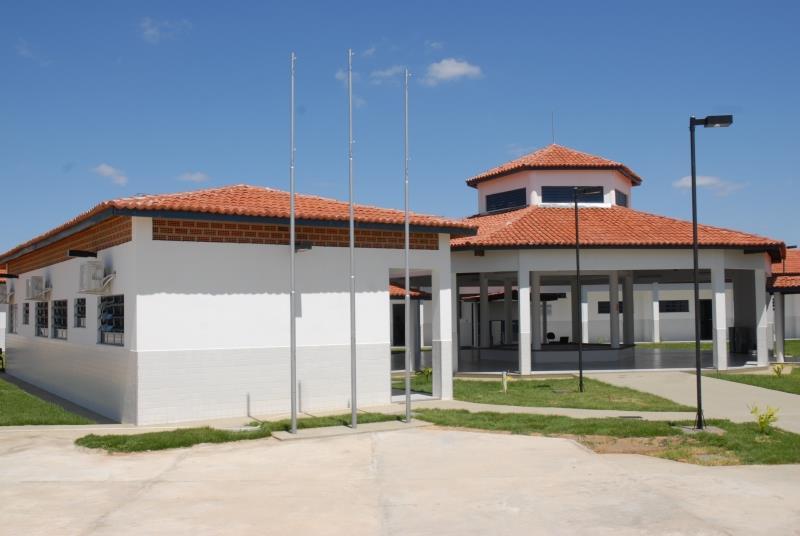 Construções de Escolas do PAR Novas Escolas para o Ensino Fundamental Iniciado em 2012, via transferência direta, para reestruturar as redes municipais de ensino rurais e urbanas; Projetos