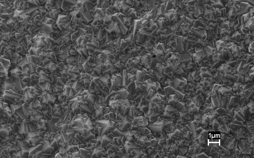 Figura7 MEV da superfície do filme de diamante crescido a 800 ºC (5000X) Com a análise da microscopia eletrônica por varredura pode-se confirmar o que foi observado pela microscopia óptica, que foi o