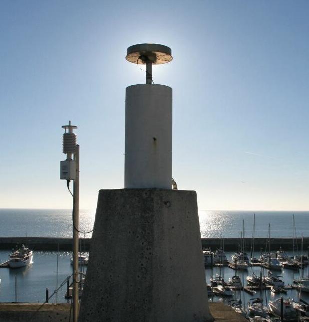 Rede Nacional de Estações GNSS de Observação Contínua 2 Introdução Em 1997 instalou-se a 1ª Estação Permanente GPS em Cascais perto do marégrafo analógico.