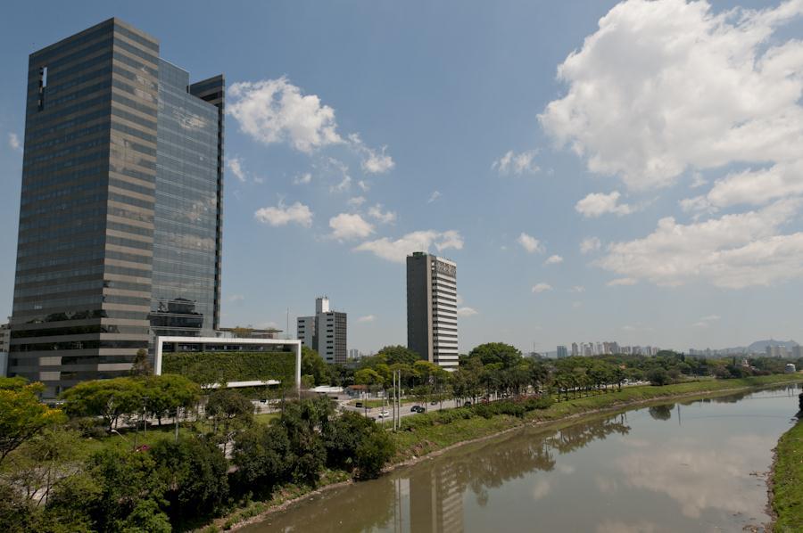 Foto 5 O capital imobiliário avança além-pinheiros em direção ao Butantã Foto: Luís Dávila, em 20/10/2013 Prédio para uso corporativo, recém construído na Rua