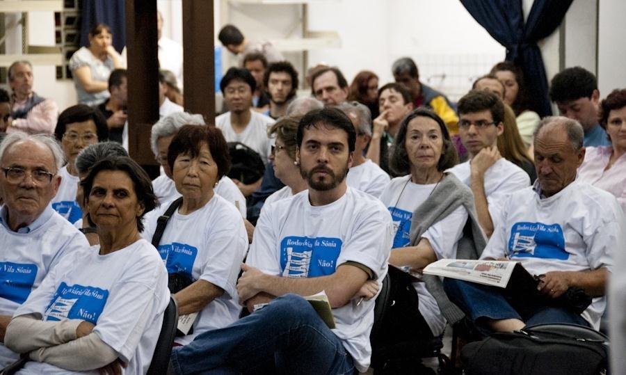 Foto 20 Moradores que se organizaram contra a rodoviária na Vila Sônia, em audiência pública sobre OUCVS, em 12 de novembro de 2012.