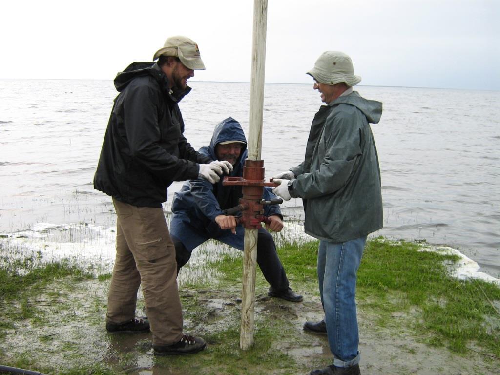 66 A coleta foi realizada em de setembro de 2007. Os testemunhos foram extraídos com o auxílio de um cano de PVC de diâmetro duas polegadas e meia e três metros de comprimento (Fig. 36).