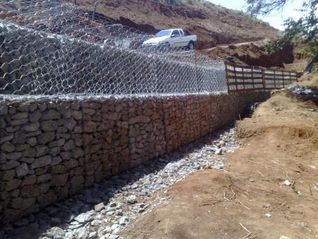 Muros de Gabião Os muros de gabiões são constituídos por gaiolas metálicas preenchidas com pedras