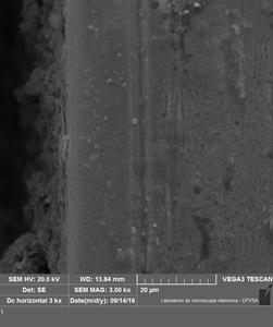 Microscopia da camada nitretada da amostra tratada com menor região de contato utilizando fonte DC.