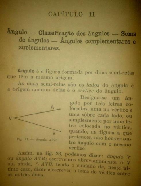 As definições de referente a ângulo, constantes nos livros de 1929 e 1959, respectivamente, são: ângulo é o maior ou o menor afastamento de duas linhas que se encontram, e ângulo é a figura formada