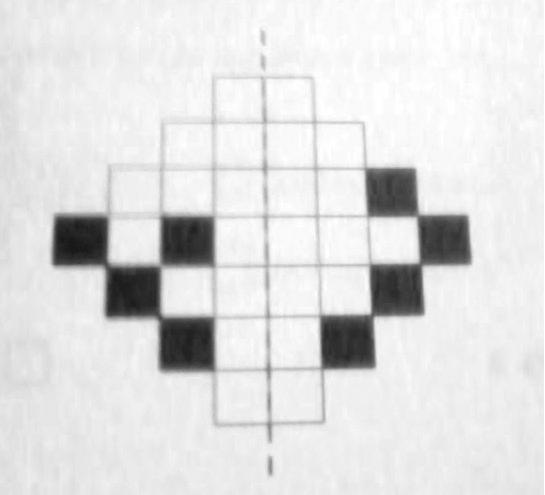 8) Pinta mais dois quadrados de modo a que a recta a tracejado seja o eixo de simetria da figura.