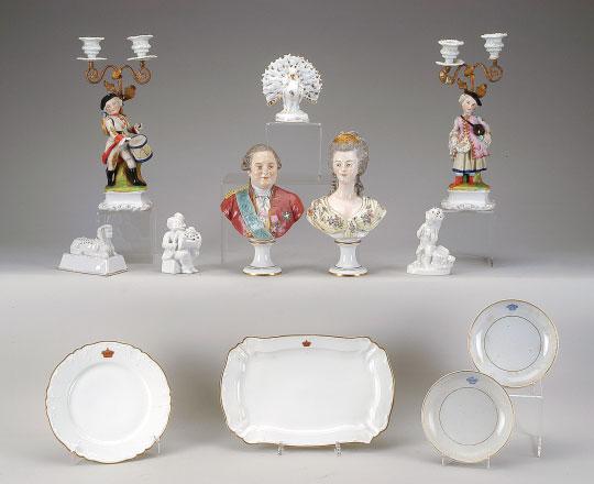 706 707 706 708 709 710 711 712 706 PAR DE CANDELABROS DE DOIS LUMES CASAL, porcelana e biscuit, decoração policromada, Europa, séc. XIX, faltas e defeitos Dim.