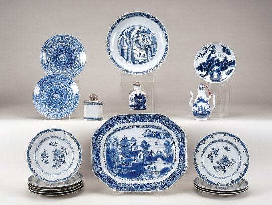 612 610 614 611 613 615 616 617 618 610 PAR DE PRATOS, porcelana da China, decoração a azul Flores, reinado Kangxi, séc. XVII/XVIII, esbeiçadelas Dim.