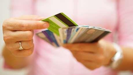 Cartões de crédito O que eu estou fazendo ao dar dinheiro para as famílias é incorporando-as ao mercado.