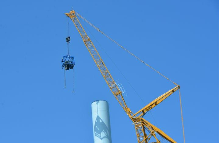 Dependendo da estrutura da torre eólica, os tendões Wire-Ex podem ser instalados a partir do topo ou a partir da base da