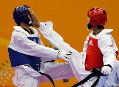 Exemplos de Arte Marcial TAEKWONDO: significa a arte que segue o caminho do ataque e da defesa com os pés e com as mãos.