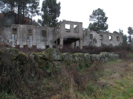 NÚMERO: 11 DENOMINAÇÃO: RESIDENCIAL DOS MILAGRES LOCALIZAÇÃO: A poente do caminho que liga o Antigo Balneário à Igreja, na margem esquerda da ribeira do Boi; possui uma vista privilegiada sobre a