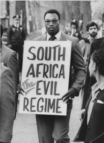 Negro protesta contra o regime do apartheid na