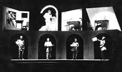 483 Em uma montagem denominada A burguesia vai ao teatro, percebe-se o exemplo cabal dessa escola teatral: com a lotação máxima da plateia as cortinas se abrem e um ator entra em cena, vê a casa