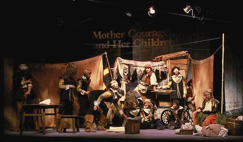 TEATRO ÉPICO Mãe coragem e seus filhos O Teatro Épico é considerado por muito teóricos como a grande virada de página do teatro no século XX.