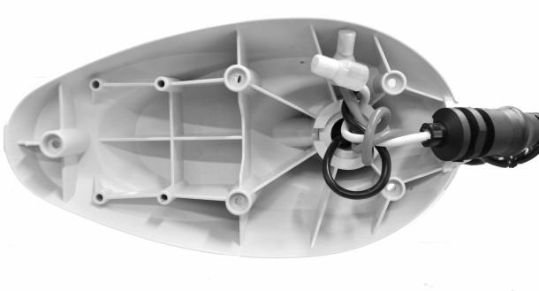 Começndo com o co negtivo ( ), desconecte os cos d teri do motor de pesc ou desconecte o motor de pesc do receptáculo de energi do rco. 2. Remov os cinco prfusos deixo do ceçote do motor de pesc.