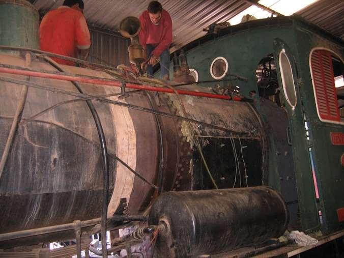 Pessoal inspecionando os trabalhos de revestimento da caldeira da locomotiva 50. Foto: Hélio Gazetta Filho.