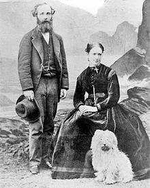 James Clerk Maxwell é um dos cientistas mais influentes de todos os tempos. Na foto, com a esposa Katherine Maxwell e o doguinho Toby, em 1869.