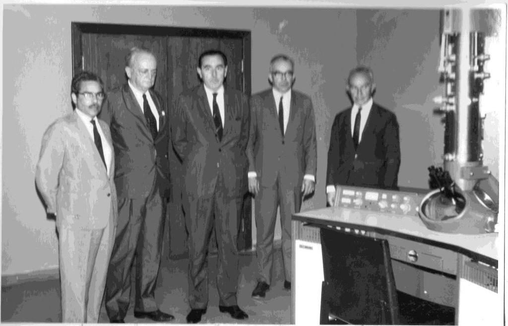 O microscópio chegou a Paranaguá em novembro e em dezembro de 1968, com auxílio da equipe da Philips, chefiada por Rolf Hundertmark, já estava em condições de ser testado, iniciando, então, as