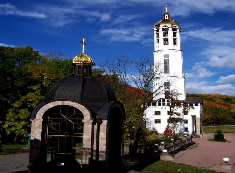 No caminho, visitaremos o belíssimo Santuário de Zarvanytsya, onde a Virgem Maria fez uma aparição a um monge no século 13. Em 1.