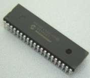 A linha de microcontroladores PIC, fabricados pela Microchip, é composta de microcontroladores de 8, 16 e 32 bits.