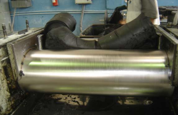 61 As amostras foram preparadas em um misturador de cilindro aberto (Copê), com dois rolos (FIG. 25), capacidade para 40 kg, segundo norma ASTM D-3182 143, em temperatura entre 50 C e 60 C.