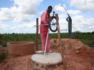 Partners for Water, instalando uma bomba de corda em Messica, Moçambique