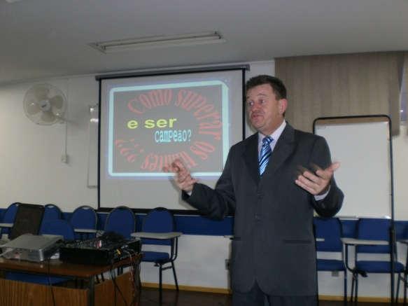 Palestrante e Conferencista, nas áreas de Motivação, Desenvolvimento Pessoal, Vendas. Formado em administração pela FAE/Curitiba.