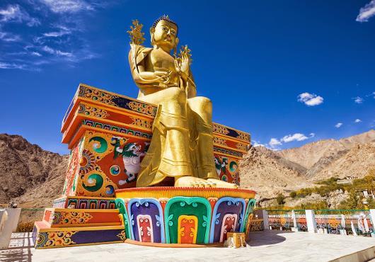 peculiar, cujas expressões culturais estão mais próximas dos países islâmicos e do Tibet, como o Ladakh.