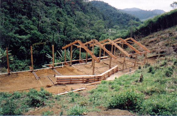 Figura 7 Estrutura de Madeira. Fonte: Canteiro (2005) Paredes internas: taipa de mão, com a seguinte seqüência construtiva: a.