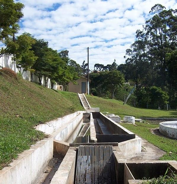 Tratamento Preliminar Objetivo: remoção de sólidos grosseiros e