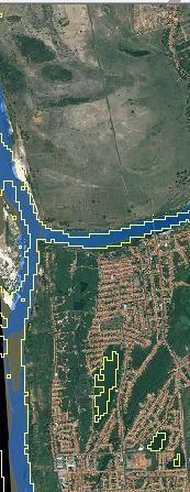 via sistema de informação geográfica (com shape preenchido em azul). Nota-se diferença entre a forma geométrica gerada pela vetorização automática e pela forma manual.