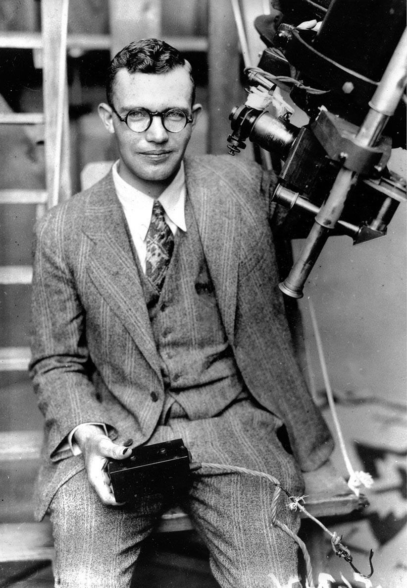 Plutão Talvez o mais famoso objeto transnetuniano, Plutão foi descoberto em 1930 por Clyde Tombaugh, astrônomo americano, na procura por um nono planeta.